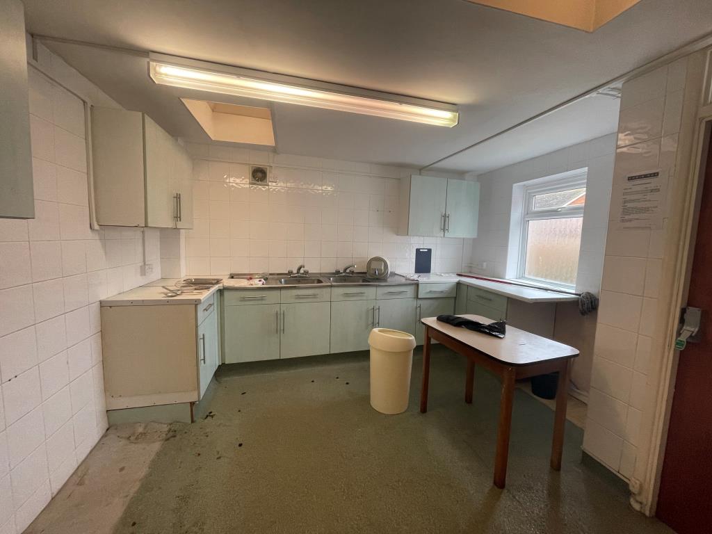 Lot: 132 - FREEHOLD VACANT HALL IN VILLAGE LOCATION - Kitchen